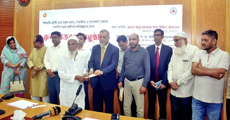 খুলনায় চেক বিতরণ